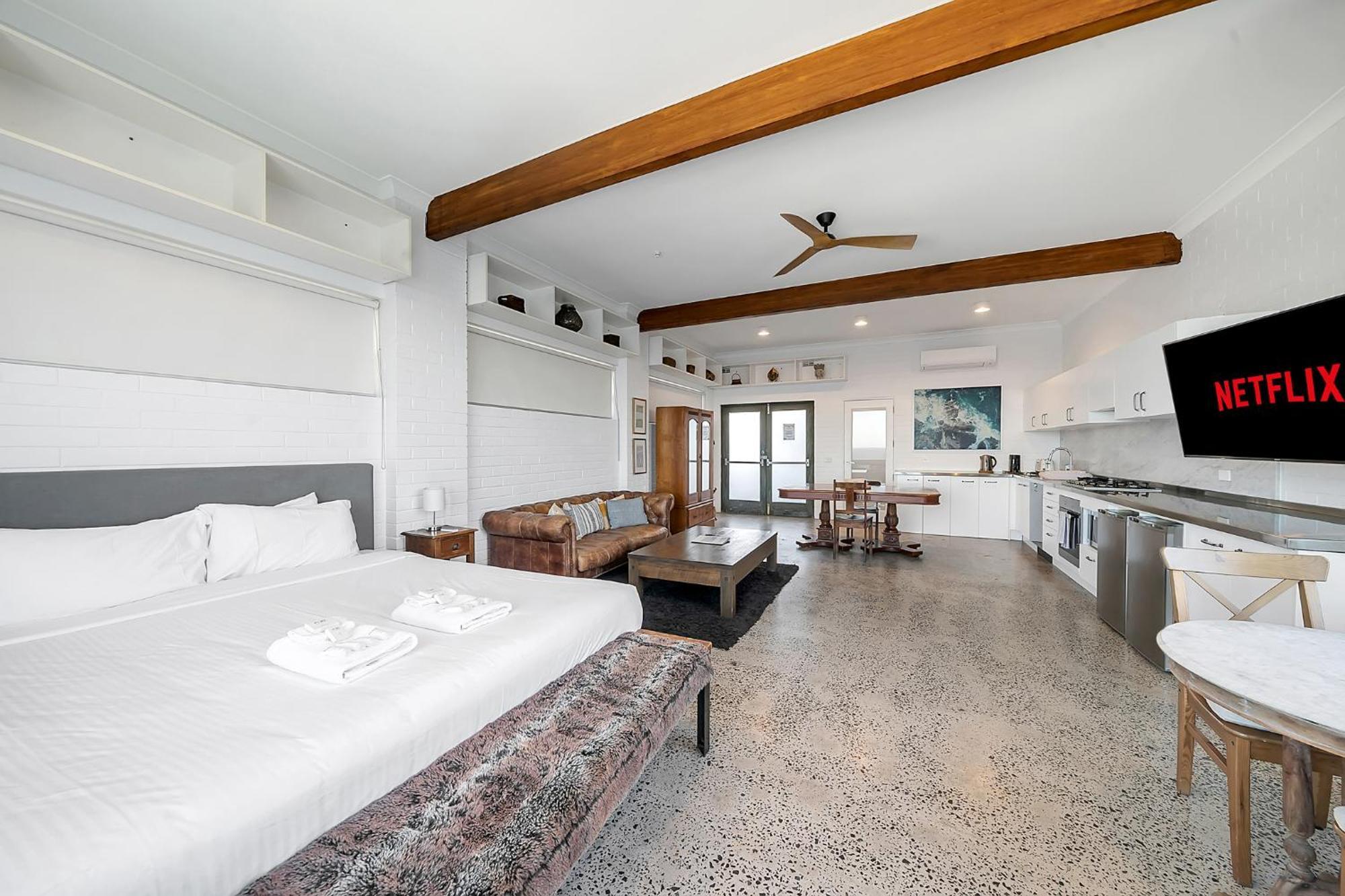 Upscale Cliffside Studio With Ocean Views North Bondi Sydney Luaran gambar