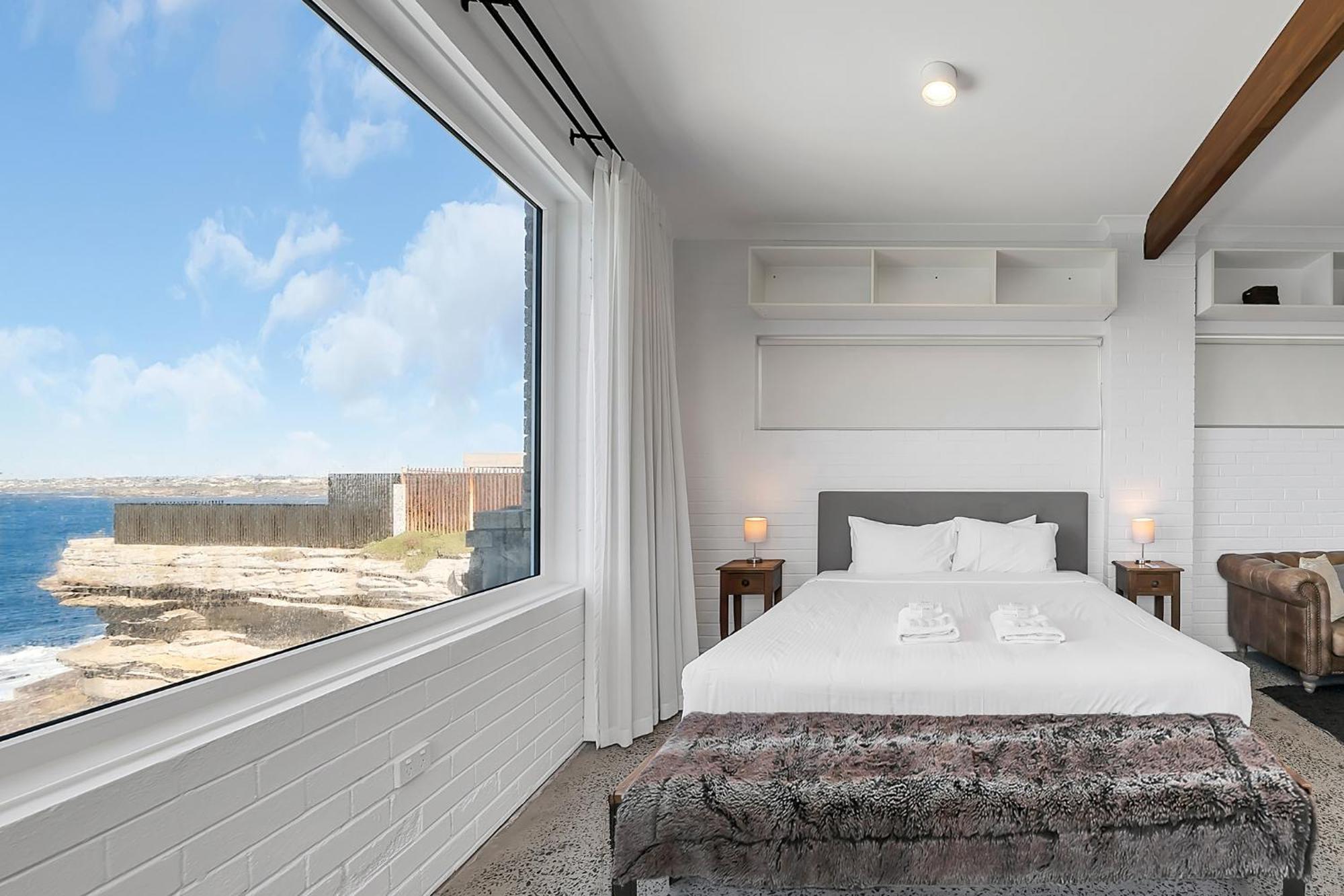 Upscale Cliffside Studio With Ocean Views North Bondi Sydney Luaran gambar