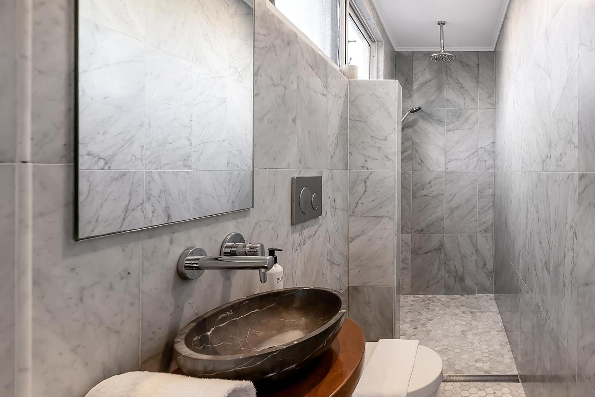Upscale Cliffside Studio With Ocean Views North Bondi Sydney Luaran gambar